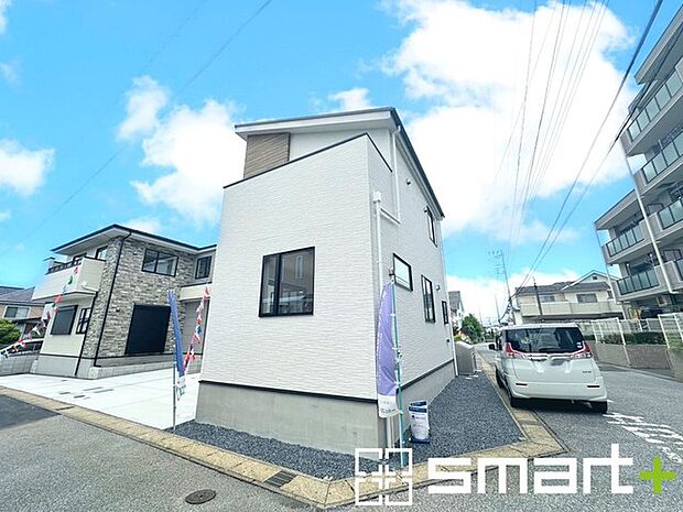 ~開放感ある角地のお住まい~ ・2方向が空く事で開放感のある角地に位置しております。 ・窮屈な感じが無く、ゆったりと暮らせるこの魅力をぜひ現地でご体感くださいませ。