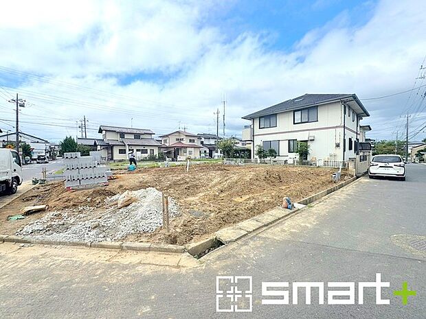 ~開放感ある角地のお住まい~ ・2方向が空く事で開放感のある角地に位置しております。 ・窮屈な感じが無く、ゆったりと暮らせるこの魅力をぜひ現地でご体感くださいませ。