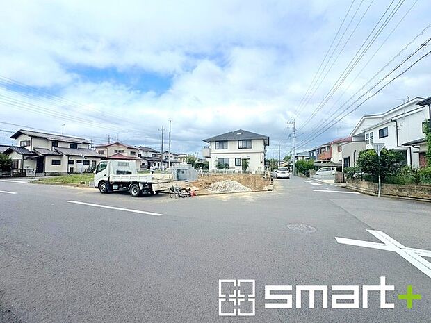 ~十分な広さのある前面道路~ ・前面道路は約6mございますので、お車でのすれ違いも楽々で余計なストレスがかかりません。 ・日々お車での移動が多い方には大切なポイントですね。