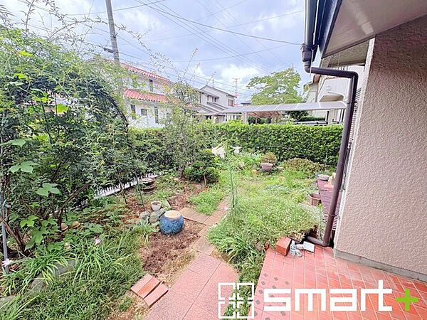 ～お庭もある余裕の敷地～ ・広々した敷地にはお庭もご用意。お庭があるだけで余裕を感じますね。 ・防草シートや人工芝の敷設などのオプションもお気軽にご相談くださいませ。