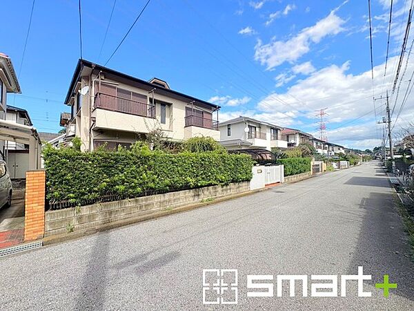 ～閑静な住宅街の立地～ ・周辺は閑静な住宅街となっておりますので、静かな暮らしをご実現いただけます。 ・前面道路の交通量も多くないので、小さなお子様がいるご家庭でもご安心ですね。