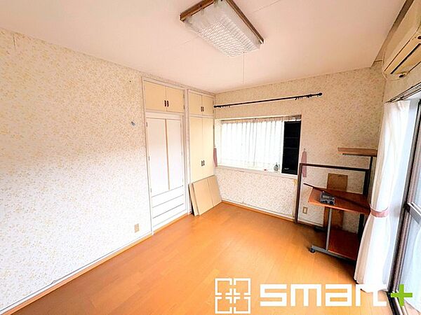 ～収納豊富な洋室～ ・各居室に備え付けの収納をご用意。タンスなどを置く場合と比べ出っ張らないので部屋の中を有効のご活用いただけます。 ・収納の広さなどぜひ現地でご確認くださいませ。