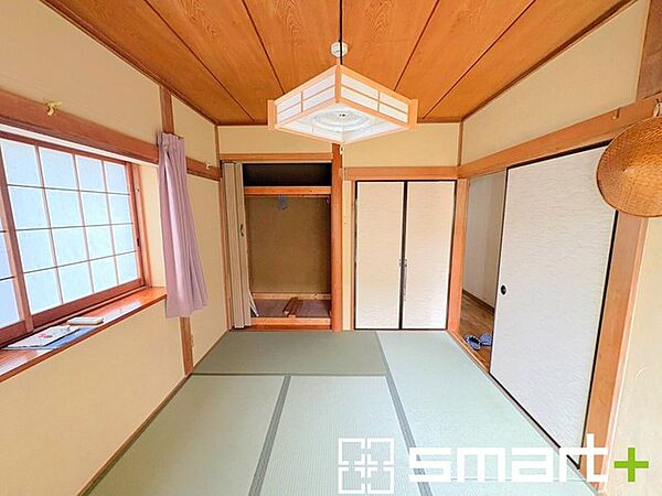 ～「和みの部屋」和室をご用意～ ・ゴロンと寝転がったり、お子様のいるご家庭ではお子様を寝かしつけたり、などご活用いただける和室をご用意。 ・やはり畳の香りは心が落ち着きますね。