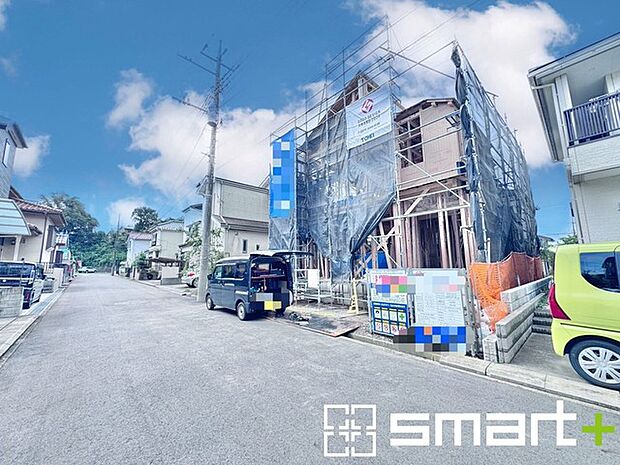 ～十分な広さのある前面道路～ ・前面道路は約6ｍございますので、お車でのすれ違いも楽々で余計なストレスがかかりません。 ・日々お車での移動が多い方には大切なポイントですね。 