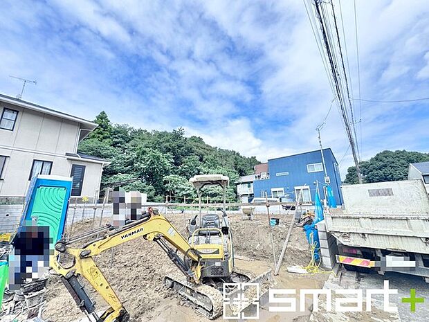 ~ベタ基礎でしっかりとした土台~ ・コンクリートの中に鉄筋を配し強度を高めた「ベタ基礎」を採用。 ・しっかりとした土台を造ったうえで、その上に建物が築造されていきます。