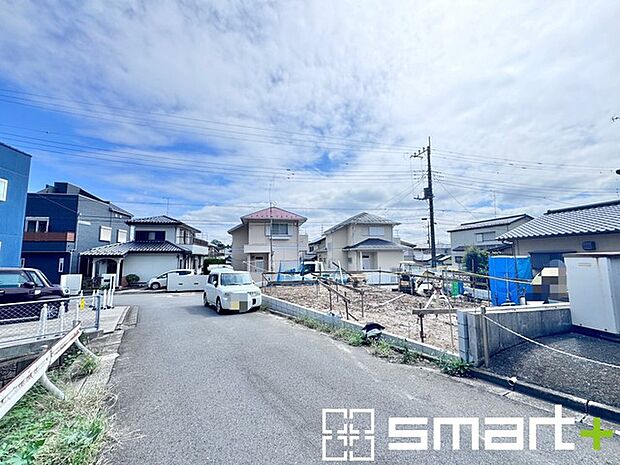 ~十分な広さのある前面道路~ ・前面道路は約6mございますので、お車でのすれ違いも楽々で余計なストレスがかかりません。 ・日々お車での移動が多い方には大切なポイントですね。
