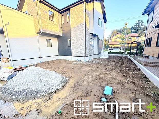 ~お庭もある余裕の敷地~ ・広々した敷地にはお庭もご用意。お庭があるだけで余裕を感じますね。 ・防草シートや人工芝の敷設などのオプションもお気軽にご相談くださいませ。