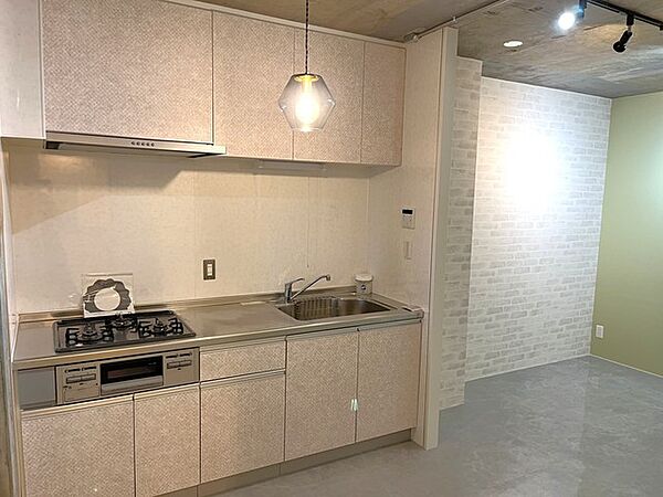 ～リビングを有効活用～ ・キッチンは対面式ではなく壁側にございますので、お部屋の中の空間を有効活用できます。 ・現地ではぜひ家具の配置などもイメージしながらご見学くださいませ。