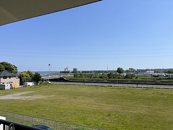 遠くまで見渡せる心地よい見晴らしが日々の暮らしに穏やかな時間をもたらします