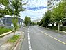 外観：季節の移ろいを感じさせる並木道が、日々の移動を心地よい時間に変えてくれます 