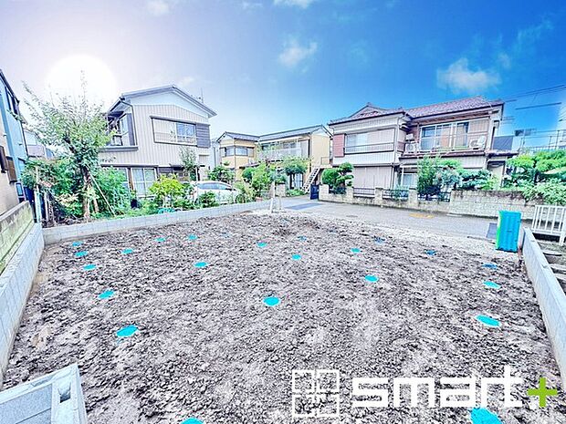 ~ベタ基礎でしっかりとした土台~ ・コンクリートの中に鉄筋を配し強度を高めた「ベタ基礎」を採用。 ・しっかりとした土台を造ったうえで、その上に建物が築造されていきます。