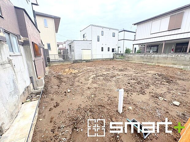 ~閑静な住宅街の立地~ ・周辺は閑静な住宅街となっておりますので、静かな暮らしをご実現いただけます。 ・前面道路の交通量も多くないので、小さなお子様がいるご家庭でもご安心ですね。