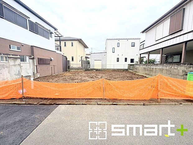 ~十分な広さのある前面道路~ ・前面道路は約4mございますので、お車でのすれ違いも可能で余計なストレスがかかりません。 ・日々お車での移動が多い方には大切なポイントですね。