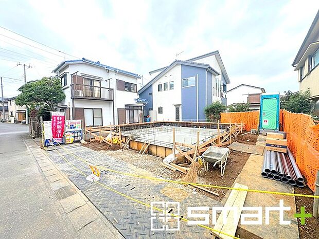 ~閑静な住宅街の立地~ ・周辺は閑静な住宅街となっておりますので、静かな暮らしをご実現いただけます。 ・前面道路の交通量も多くないので、小さなお子様がいるご家庭でもご安心ですね。