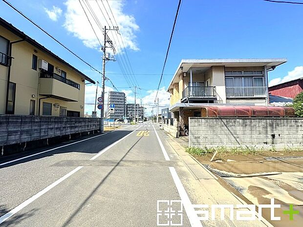 ~十分な広さのある前面道路~ ・前面道路は約7mございますので、お車でのすれ違いも楽々で余計なストレスがかかりません。 ・日々お車での移動が多い方には大切なポイントですね。