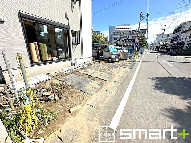 ~閑静な住宅街の立地~ ・周辺は閑静な住宅街となっておりますので、静かな暮らしをご実現いただけます。 ・前面道路の交通量も多くないので、小さなお子様がいるご家庭でもご安心ですね。