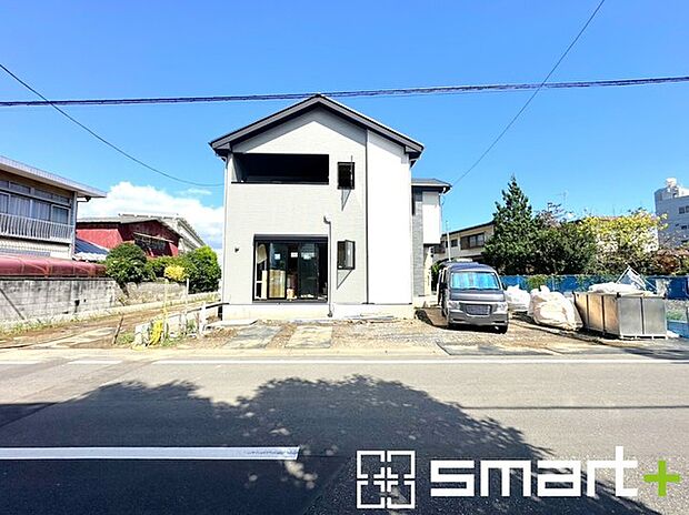 ～閑静な住宅街の立地～ ・周辺は閑静な住宅街となっておりますので、静かな暮らしをご実現いただけます。 ・前面道路の交通量も多くないので、小さなお子様がいるご家庭でもご安心ですね。 