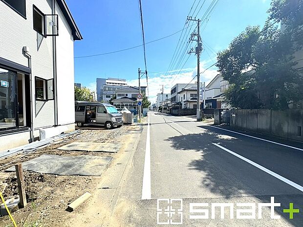 ～十分な広さのある前面道路～ ・前面道路は約7ｍございますので、お車でのすれ違いも楽々で余計なストレスがかかりません。 ・日々お車での移動が多い方には大切なポイントですね。