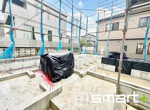 ~ベタ基礎でしっかりとした土台~ ・コンクリートの中に鉄筋を配し強度を高めた「ベタ基礎」を採用。 ・しっかりとした土台を造ったうえで、その上に建物が築造されていきます。