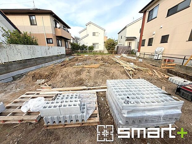 ～ベタ基礎でしっかりとした土台～ ・コンクリートの中に鉄筋を配し強度を高めた「ベタ基礎」を採用。 ・しっかりとした土台を造ったうえで、その上に建物が築造されていきます。 