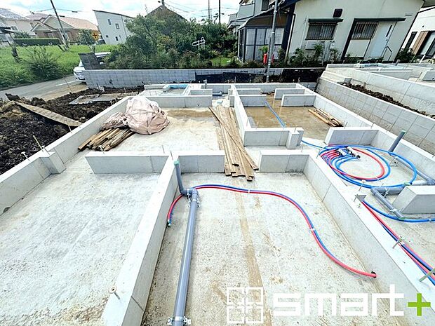 ～ベタ基礎でしっかりとした土台～ ・コンクリートの中に鉄筋を配し強度を高めた「ベタ基礎」を採用。 ・しっかりとした土台を造ったうえで、その上に建物が築造されていきます。 