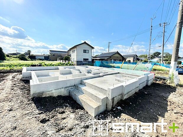 ~ベタ基礎でしっかりとした土台~ ・コンクリートの中に鉄筋を配し強度を高めた「ベタ基礎」を採用。 ・しっかりとした土台を造ったうえで、その上に建物が築造されていきます。