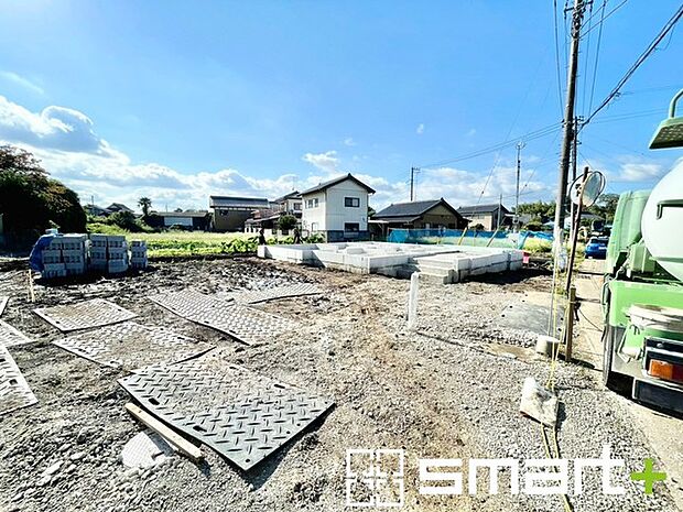 ~駐車場は3台分ご用意~ ・駐車場は3台分ございますので、車通勤の方や複数台お持ちの方にもお勧めのお住まいです。 ・ご来客の際も安心の余裕の敷地です。
