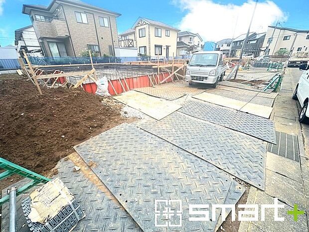 ~ゆとりあるカースペース~ ・セカンドカーや来客時にも困らないカースペース3台分。物置や駐輪スペースなどにも利用できますね。 ・カーポートなどのオプションもお気軽にご相談くださいませ。