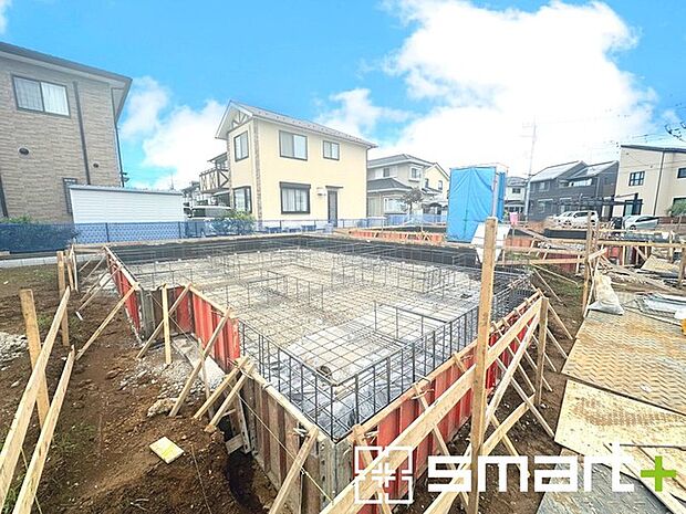 ~ベタ基礎でしっかりとした土台~ ・コンクリートの中に鉄筋を配し強度を高めた「ベタ基礎」を採用。 ・しっかりとした土台を造ったうえで、その上に建物が築造されていきます。