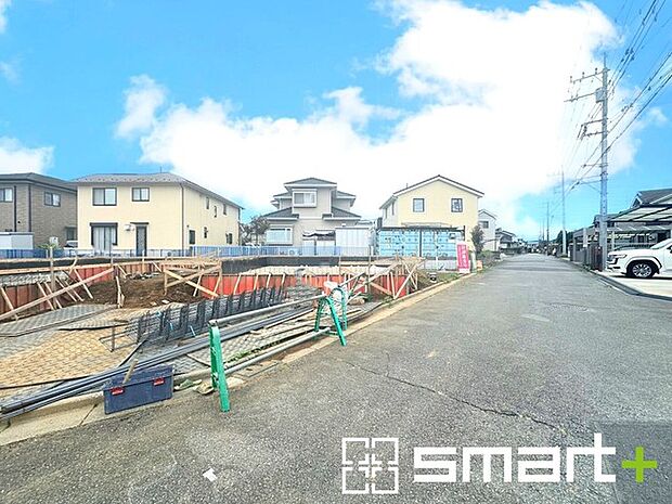 ~開放感ある角地のお住まい~ ・2方向が空く事で開放感のある角地に位置しております。 ・窮屈な感じが無く、ゆったりと暮らせるこの魅力をぜひ現地でご体感くださいませ。