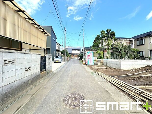 ~十分な広さのある前面道路~ ・前面道路は約4mございますので、お車でのすれ違いも可能で余計なストレスがかかりません。 ・日々お車での移動が多い方には大切なポイントですね。