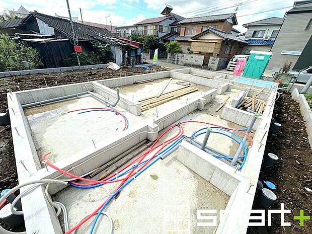 ~ベタ基礎でしっかりとした土台~ ・コンクリートの中に鉄筋を配し強度を高めた「ベタ基礎」を採用。 ・しっかりとした土台を造ったうえで、その上に建物が築造されていきます。