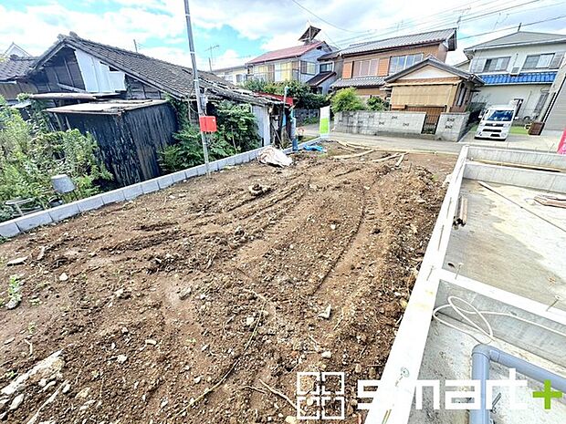 ～閑静な住宅街の立地～ ・周辺は閑静な住宅街となっておりますので、静かな暮らしをご実現いただけます。 ・前面道路の交通量も多くないので、小さなお子様がいるご家庭でもご安心ですね。 