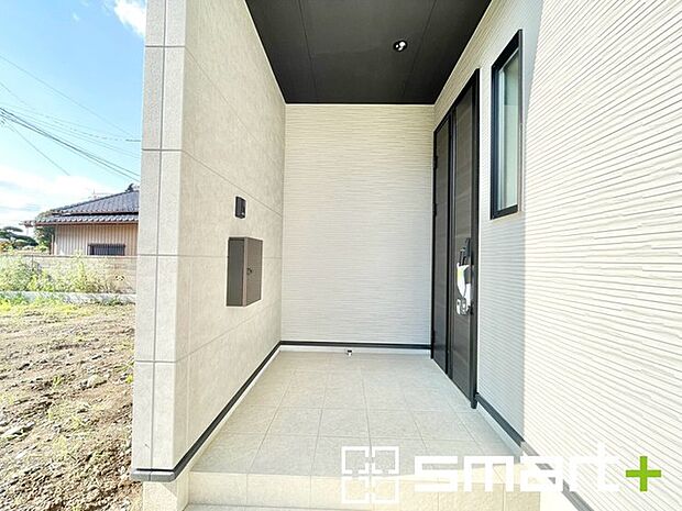 ～お住まいの顔「玄関」～ ・毎日お出かけの際もご帰宅の際も通る玄関。 ・ドアの交換や鍵の交換・追加などもお気軽にご相談くださいませ。 