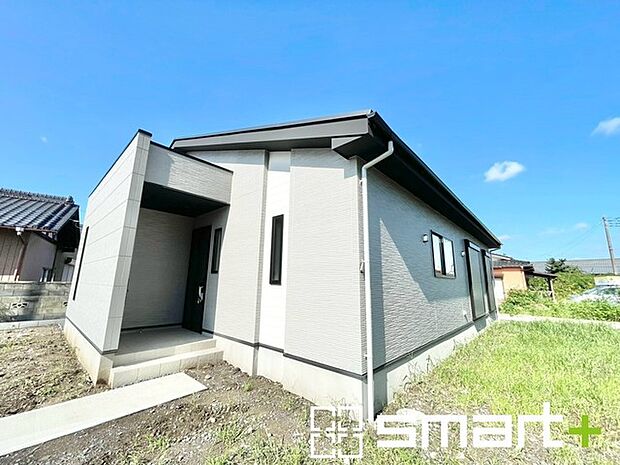～広々したお庭のある邸宅～ ・余裕の敷地には広いお庭もご用意。 ・ガーデニングや安らぎの空間として、倉庫を置いたりと様々な活用が可能です。 ・人工芝の敷設などもお気軽にご相談くださいませ。 
