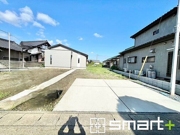 ～ゆとりある敷地～ ・駐車スペースは自転車やバイク、物置などもおける余裕の広さです。 ・是非、現地にて一度ご覧ください。 