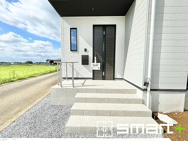 ~お住まいの顔「玄関」~ ・玄関ドアの上にはもちろん軒がございますので、雨の日でも濡れずに鍵の開閉が可能です。 ・鍵は防犯性に優れたディンプルキーを採用。