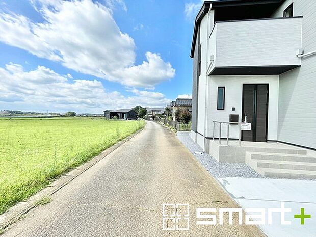 ~閑静な住宅街の立地~ ・周辺は閑静な住宅街となっておりますので、静かな暮らしをご実現いただけます。 ・前面道路の交通量も多くないので、小さなお子様がいるご家庭でもご安心ですね。