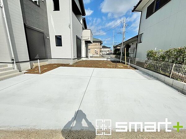 ～ゆとりあるカースペース～ ・セカンドカーや来客時にも困らないカースペース2台分は並列駐車可能でお車の出し入れもラクラク。 ・自転車やバイク、物置などもおける余裕の広さです。