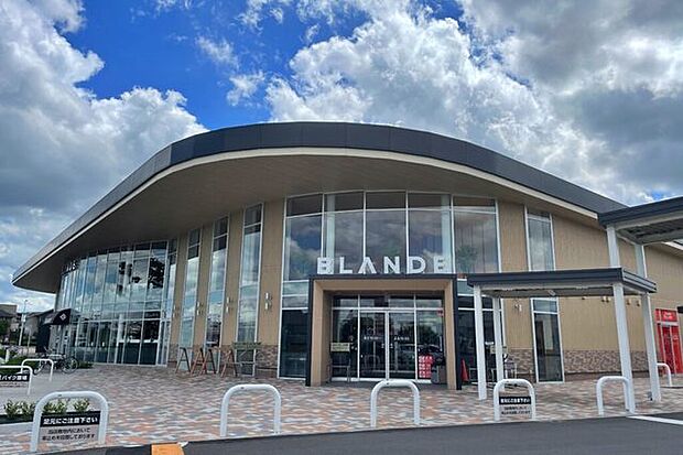 ブランデ研究学園店(1600m)
