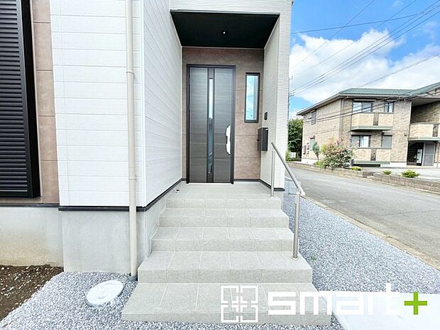 ～モニター付きインターフォン～ ・今では当たり前になってきたモニター付きのインターフォンも付いております。 ・来客時に誰が来たかすぐにわかりますので、防犯性に優れます。 