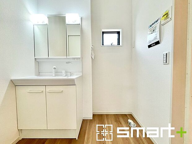 ～シャワー付き洗面台を採用～ ・洗面台の蛇口がホースで伸びシャワーとしてご利用可能。 ・朝の寝ぐせ直しなどにシャワーを使いたい時、洗面台の掃除をする際にも便利にお使いいただけます。 