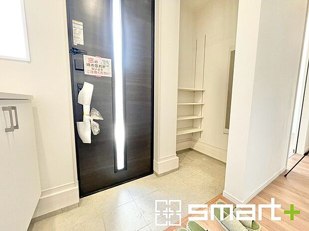 ～シューズインクロークのある玄関～ ・玄関にはシューズインクローク完備。ベビーカーやゴルフバッグ、お子様のスポーツ用品などたくさん収納できます。 ・便利な稼働式の棚付きが嬉しいですね。