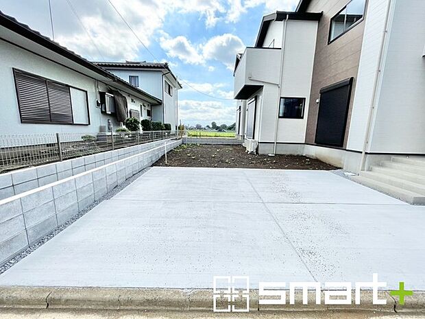 ～ゆとりあるカースペース～ ・セカンドカーや来客時にも困らないカースペース2台分は並列駐車可能でお車の出し入れもラクラク。 ・自転車やバイク、物置などもおける余裕の広さです。