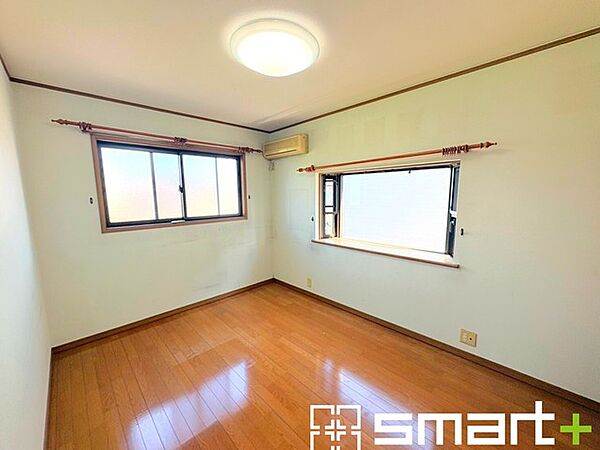 ～2面採光の明るいお部屋～ ・洋室は2面採光とする事で穏やかな陽の入る明るい空間となっております。 ・くつろぎのプライベート時間を明るい空間で穏やかにお過ごしいただけます。
