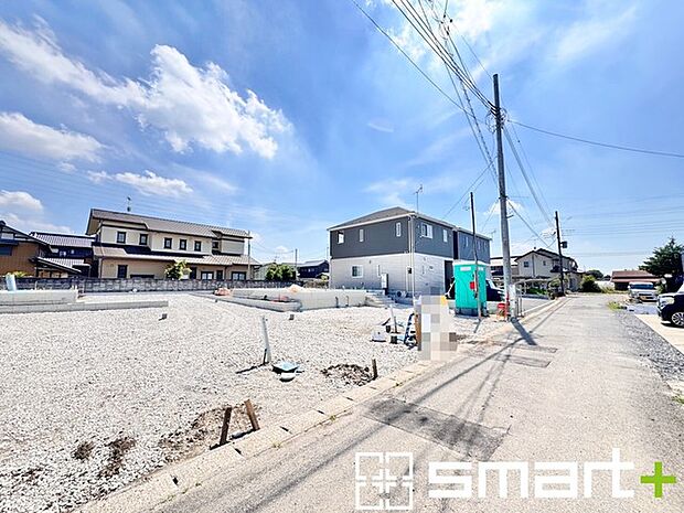 ~十分な広さのある前面道路~ ・前面道路は約4mございますので、お車でのすれ違いも可能で余計なストレスがかかりません。 ・日々お車での移動が多い方には大切なポイントですね。