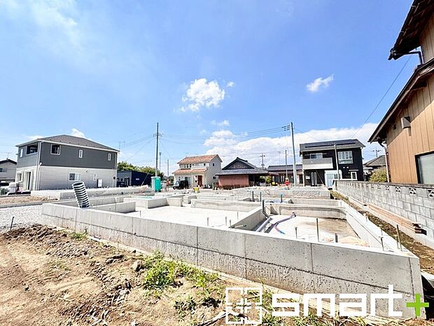 ~ベタ基礎でしっかりとした土台~ ・コンクリートの中に鉄筋を配し強度を高めた「ベタ基礎」を採用。 ・しっかりとした土台を造ったうえで、その上に建物が築造されていきます。