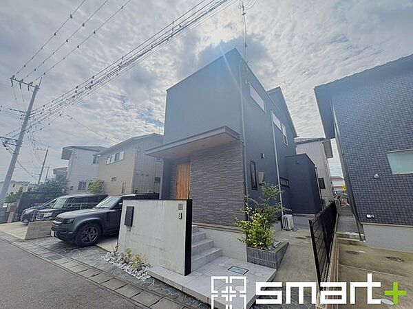 ～新築のように綺麗な外観～ ・築年数が経っておりませんので、見た目に古さを感じさせない綺麗な外観となっております。 ・リフォームなどに費用が掛からない分、他の部分に予算を回せますよ。