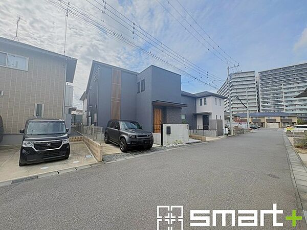 ～十分な広さのある前面道路～ ・前面道路は約6ｍございますので、お車でのすれ違いも楽々で余計なストレスがかかりません。 ・日々お車での移動が多い方には大切なポイントですね。
