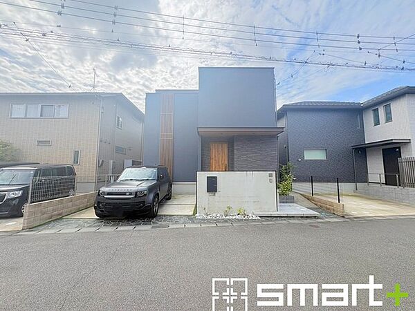 ～閑静な住宅街の立地～ ・周辺は閑静な住宅街となっておりますので、静かな暮らしをご実現いただけます。 ・前面道路の交通量も多くないので、小さなお子様がいるご家庭でもご安心ですね。